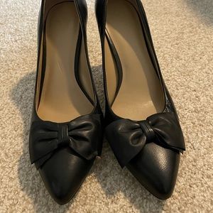 Size 8 1/2 Ann Taylor black bow heels